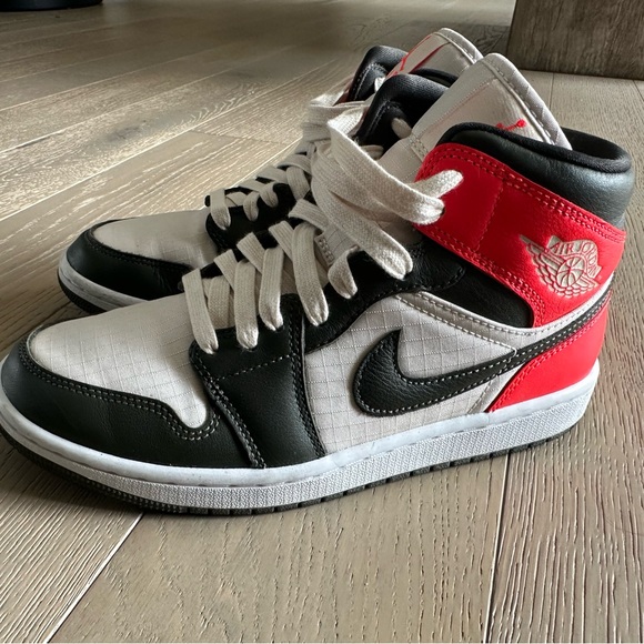 Nike Jordan woman’s size 8 sneakers - Picture 3 of 8